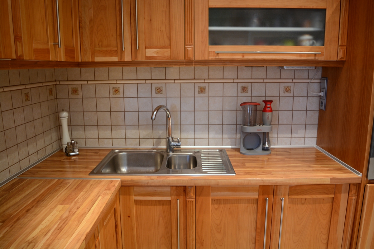 Tömör cseresznyefa konyha szigettel és beépített konyhai gépekkel.