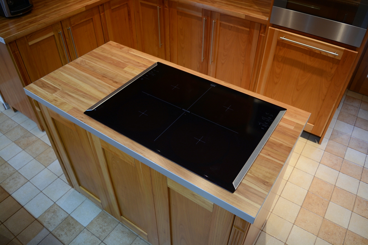 Tömör cseresznyefa konyha szigettel és beépített konyhai gépekkel.