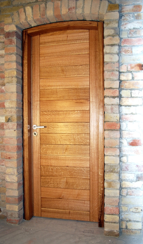 Tömör tölgyfa borospince ajtó rejtett pántokkal szerelve