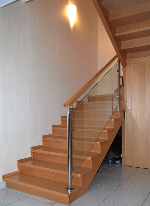 Lakkozott bükkfa lépcső üvegkorlát