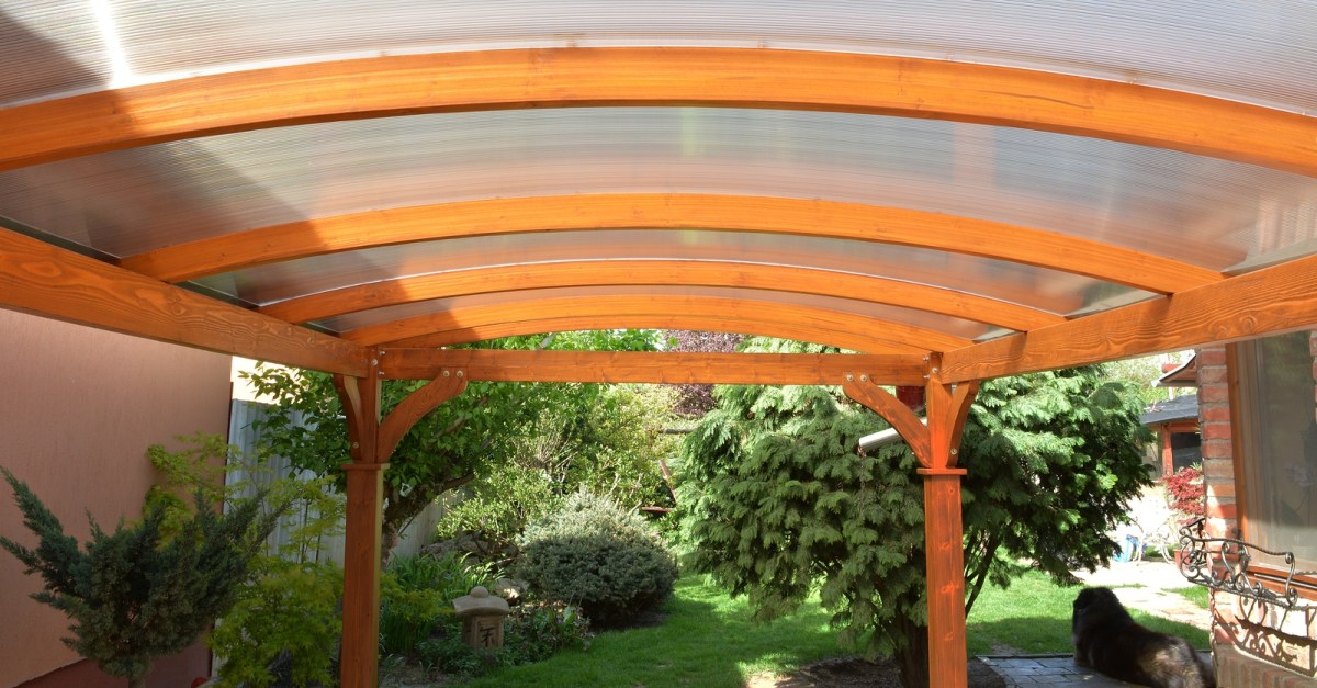 Fa autóbeálló szabad garázs igazi fa polikarbonát tető oszlop hajlított gerenda egyedi