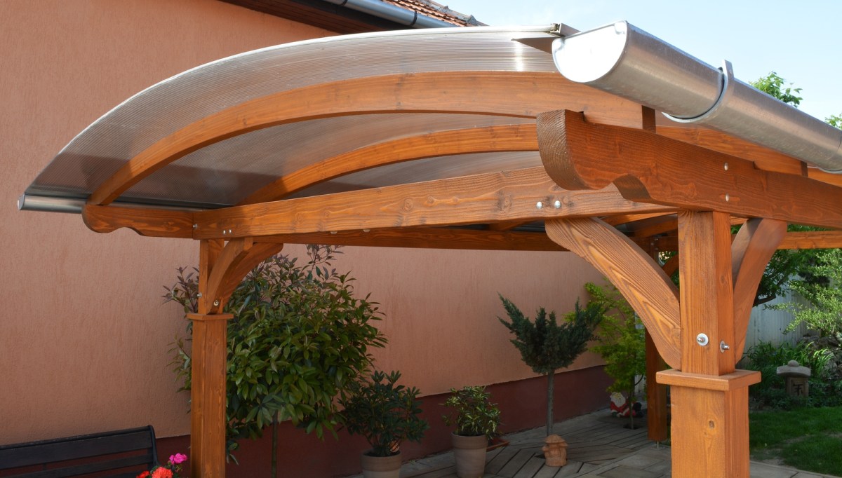 Fa autóbeálló szabad garázs igazi fa polikarbonát tető oszlop hajlított gerenda egyedi