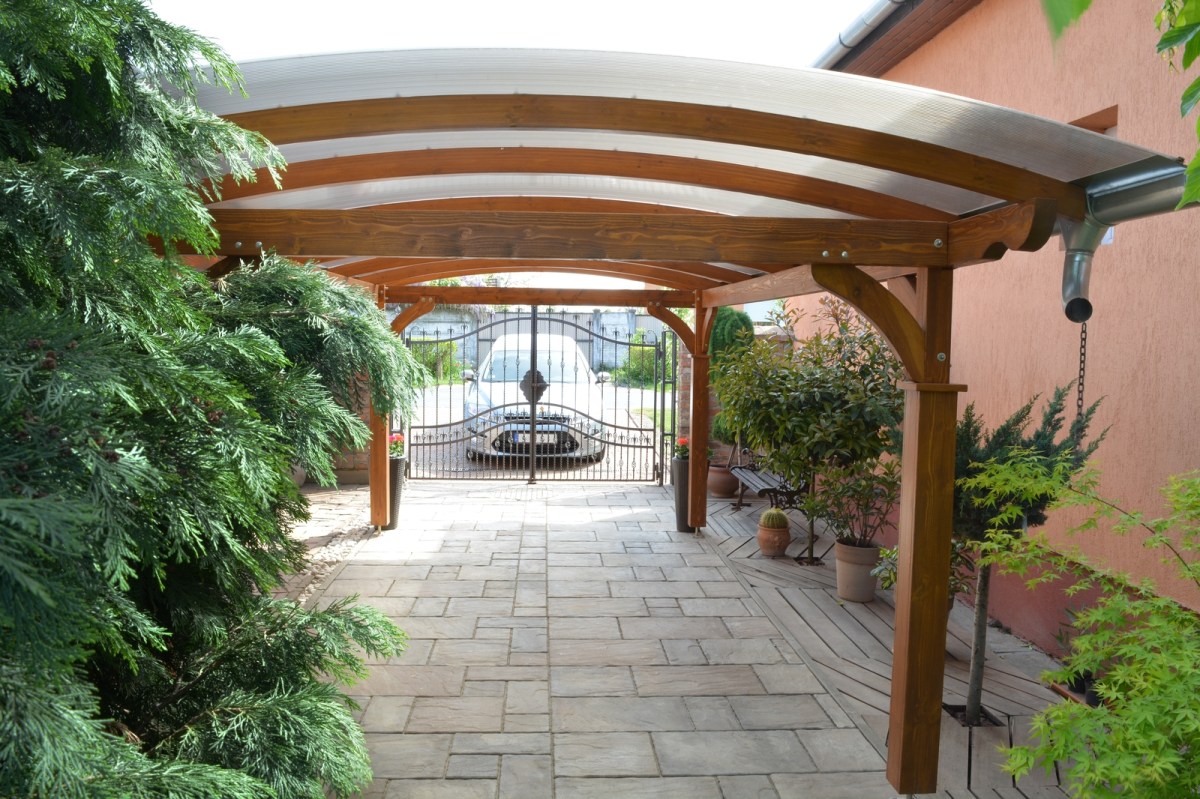 Fa autóbeálló szabad garázs igazi fa polikarbonát tető oszlop hajlított gerenda egyedi