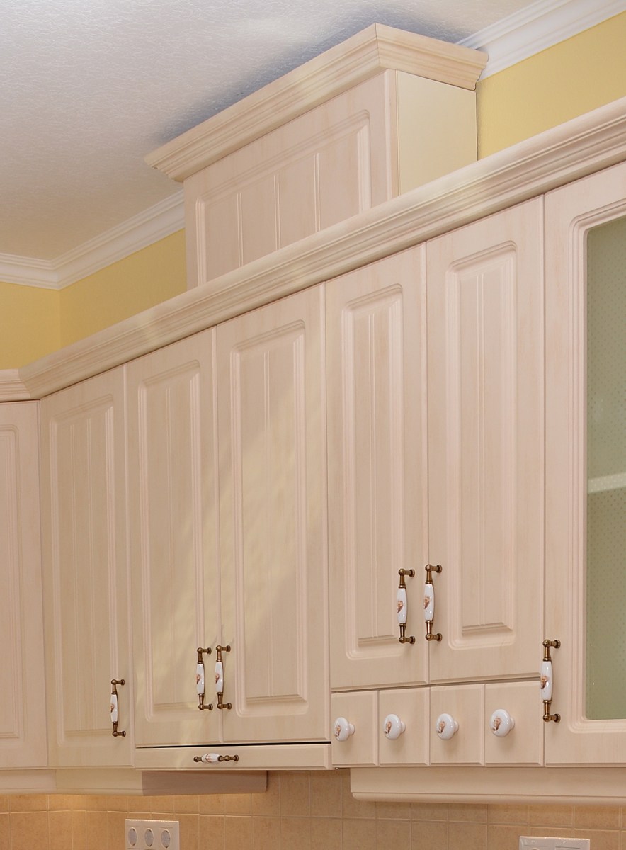 Antikolt vanília színű vákuumfóliás konyhabútor