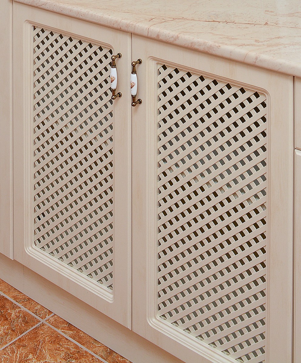 Antikolt vanília színű vákuumfóliás konyhabútor. MDF lap frontokkal, csillapított becsukódású ajtókkal, egy anyagból készült apácarácsos berakásokkal.