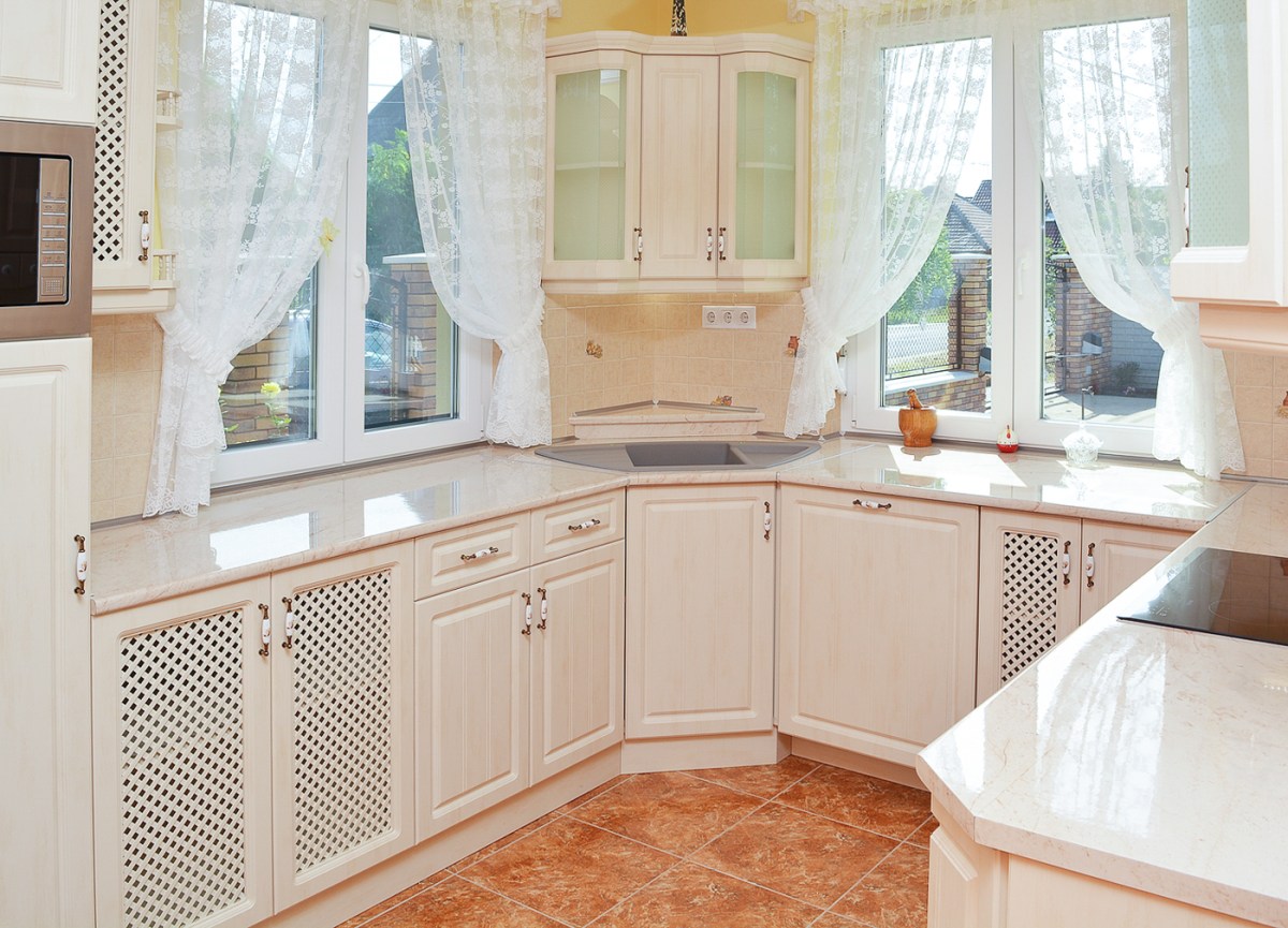 Antikolt vanília színű vákuumfóliás konyhabútor. MDF lap frontokkal, csillapított becsukódású ajtókkal, egy anyagból készült apácarácsos berakásokkal.