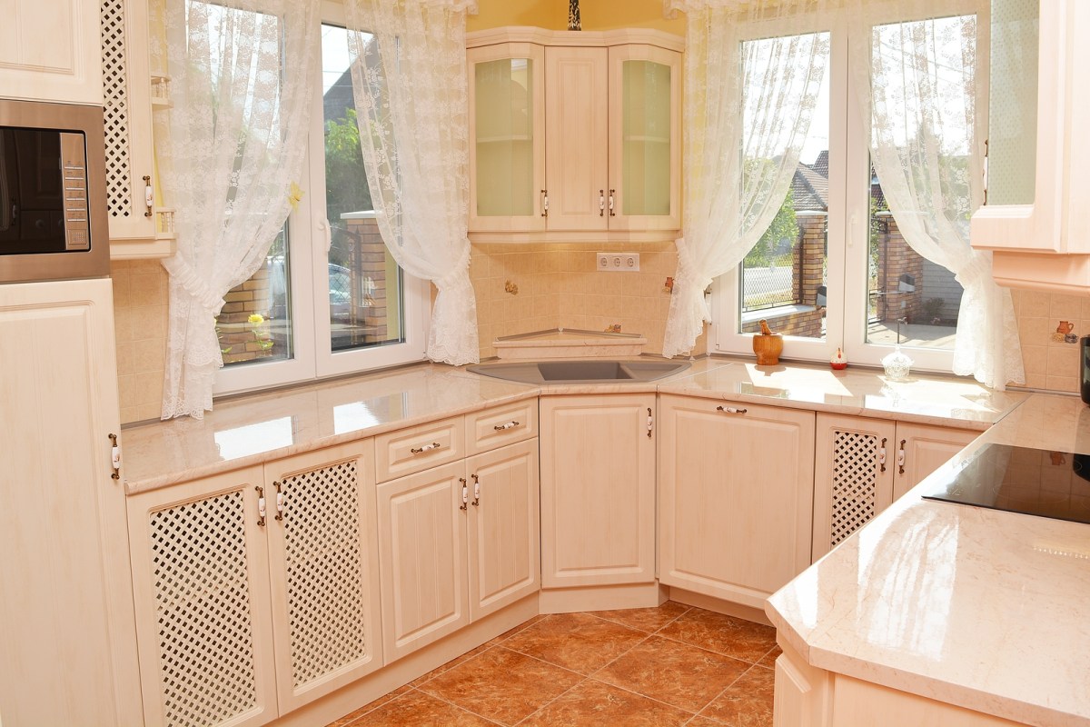 Antikolt vanília színű vákuumfóliás konyhabútor