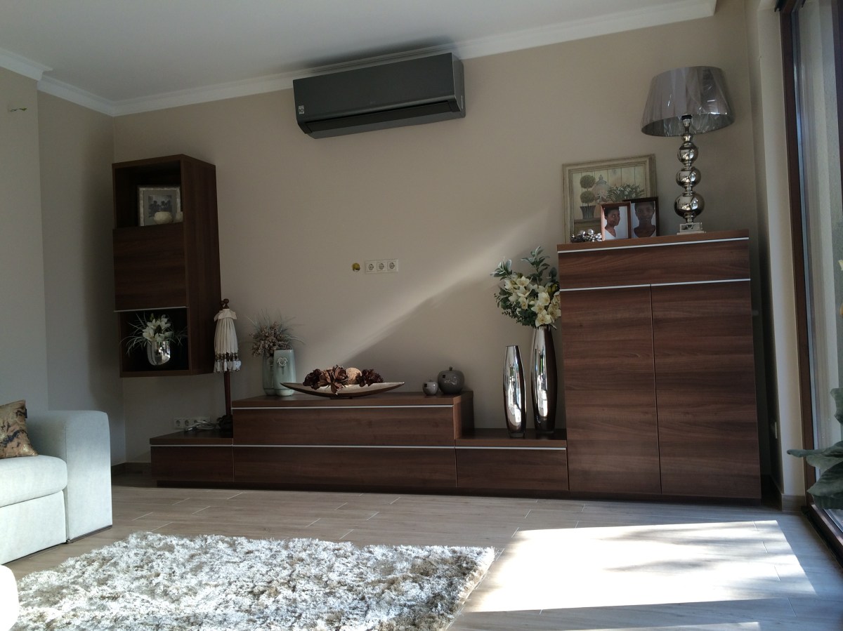 Modern nappali szekrény. Barna természetes fa mintájú Egger bútorlapból.