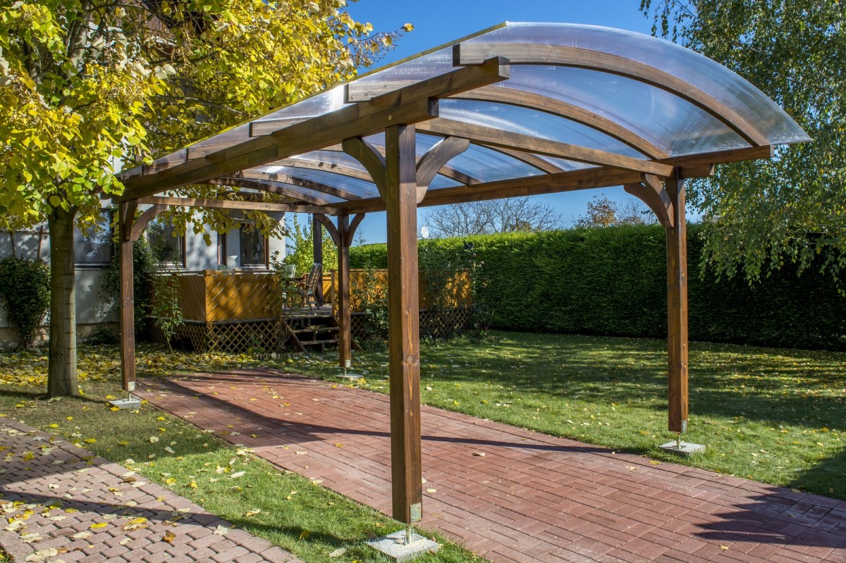 Fa autóbeálló szabad garázs igazi fa polikarbonát tető oszlop hajlított gerenda egyedi