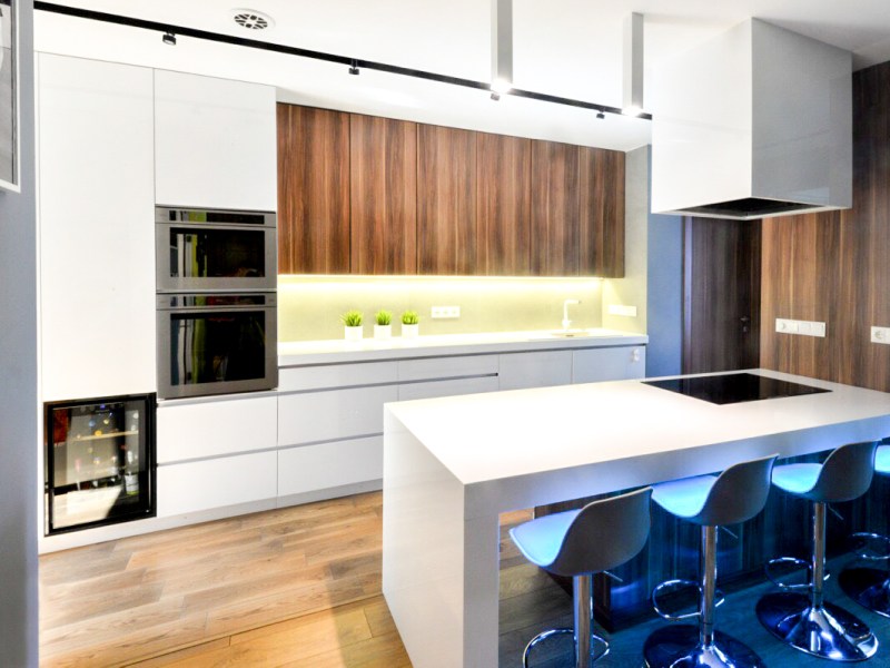 Rehau RAUVISIO mineral munkalappal készült modern fényes&nbsp;konyhabútor