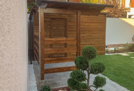 Kis kerti faház a különféle kerti szerszámok és kerékpárok igényes tárolására. A faanyag kezelése alap színezéssel majd viasz felületkezeléssel történt. Zsindely tetőfedés. Antracit színű alumínium lemezelés (csatorna, szegélylemez). Belül natúr lambéria.