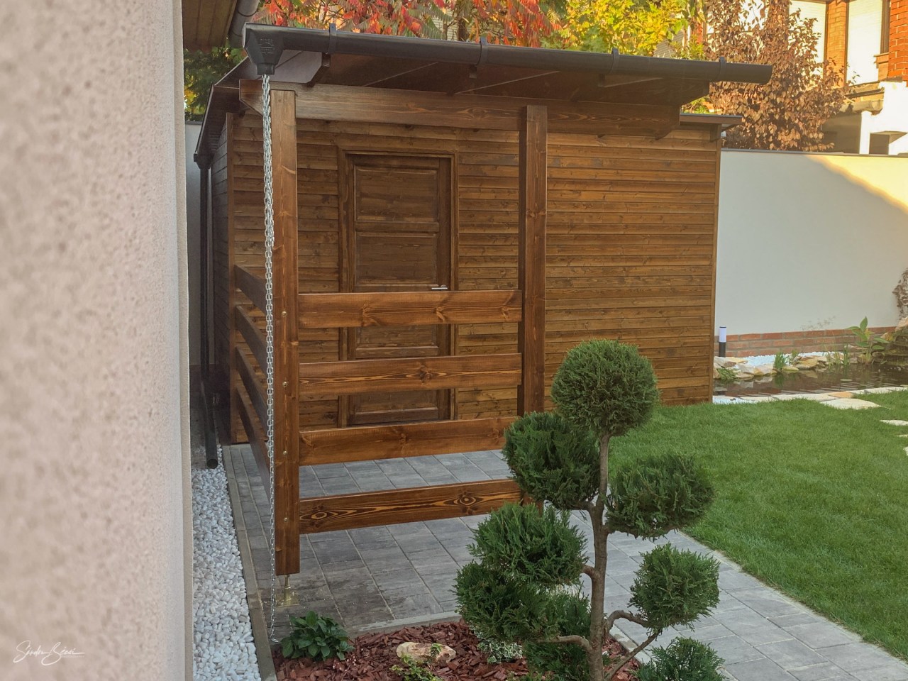 Kis kerti faház a különféle kerti szerszámok és kerékpárok igényes tárolására. A faanyag kezelése alap színezéssel majd viasz felületkezeléssel történt. Zsindely tetőfedés. Antracit színű alumínium lemezelés (csatorna, szegélylemez). Belül natúr lambéria.