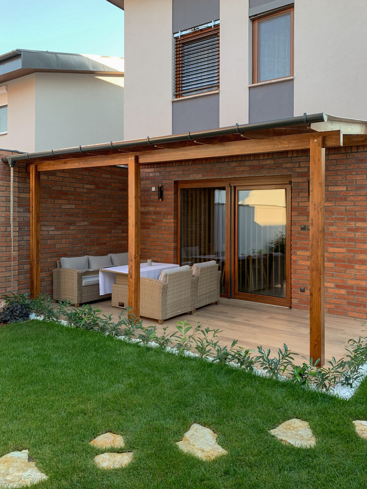 Letisztult fa előtető, amely rendkívül elegáns megjelenést kölcsönöz az udvarnak. BSH faanyagból készült, amely egy nyomás kezelt rétegragasztott fenyőfa anyag. Bronz színű polikarbonát tetőfedés. A faanyag alap színezést kapott, majd viasz felületkezeléssel növeltük jelentősen várható élettartamát.