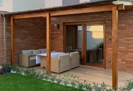 Letisztult fa előtető, amely rendkívül elegáns megjelenést kölcsönöz az udvarnak. BSH faanyagból készült, amely egy nyomás kezelt rétegragasztott fenyőfa anyag. Bronz színű polikarbonát tetőfedés. A faanyag alap színezést kapott, majd viasz felületkezeléssel növeltük jelentősen várható élettartamát.