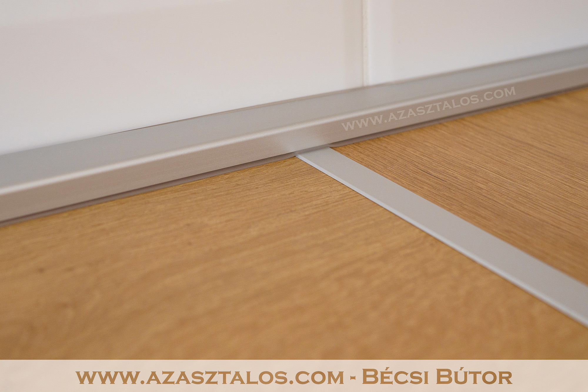 Tradicionális, törtfehérre festett L-alakú konyhabútor, fekete fogantyú, FDS fiókrendszer, beépített konyhagépekkel, látható előlapos IKEA HAVSEN mosogató, szögletes alumínium vízzáró