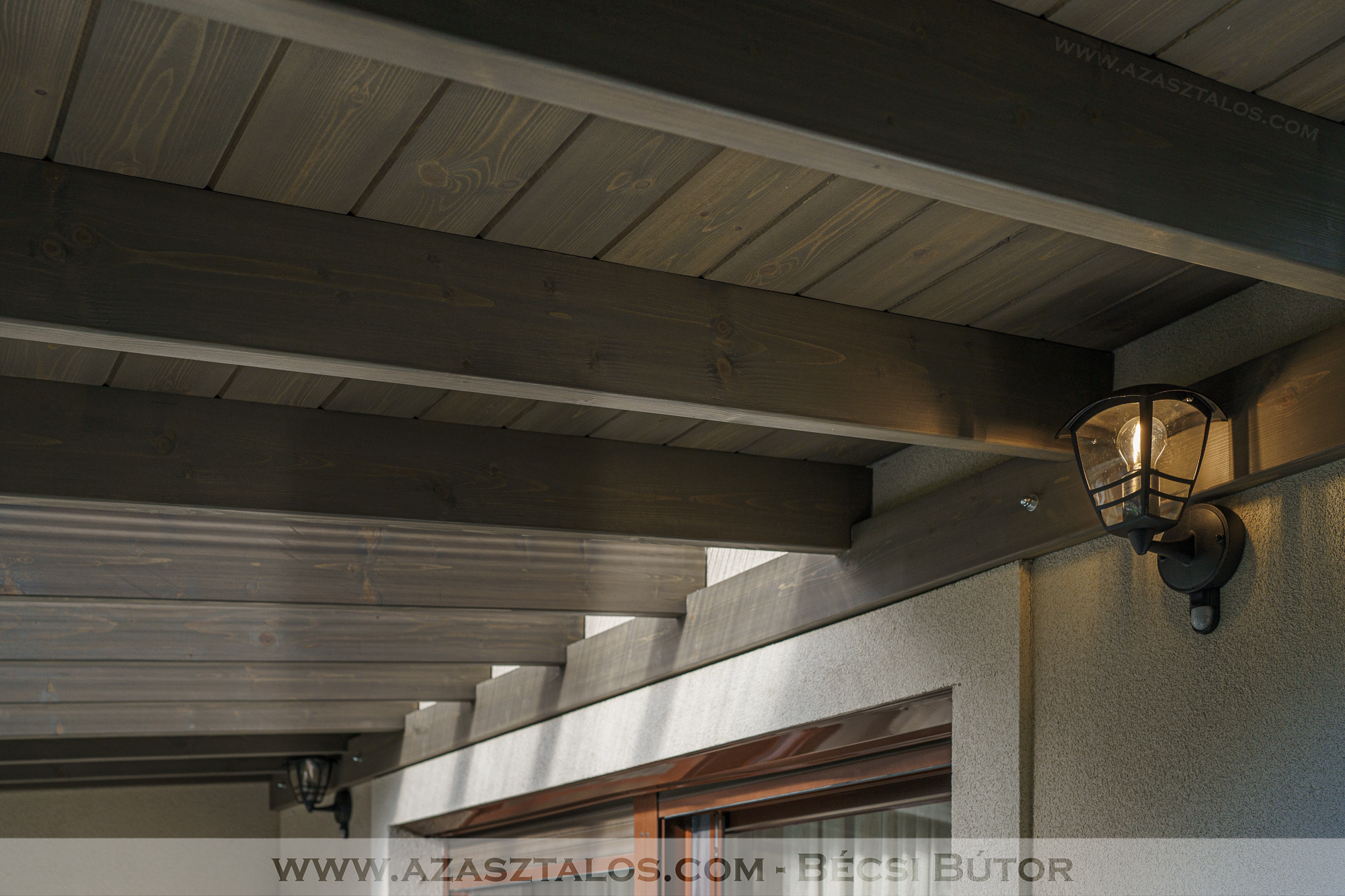 Dupla oszlopos prémium előtető. Gyönyörű szürke színben. Polikarbonát középső résszel, zsindelyes oldalsó fedéssel. Vízlepergető hatású, időjárás és UV álló felületkezeléssel. Tökéletes kivitelezéssel.