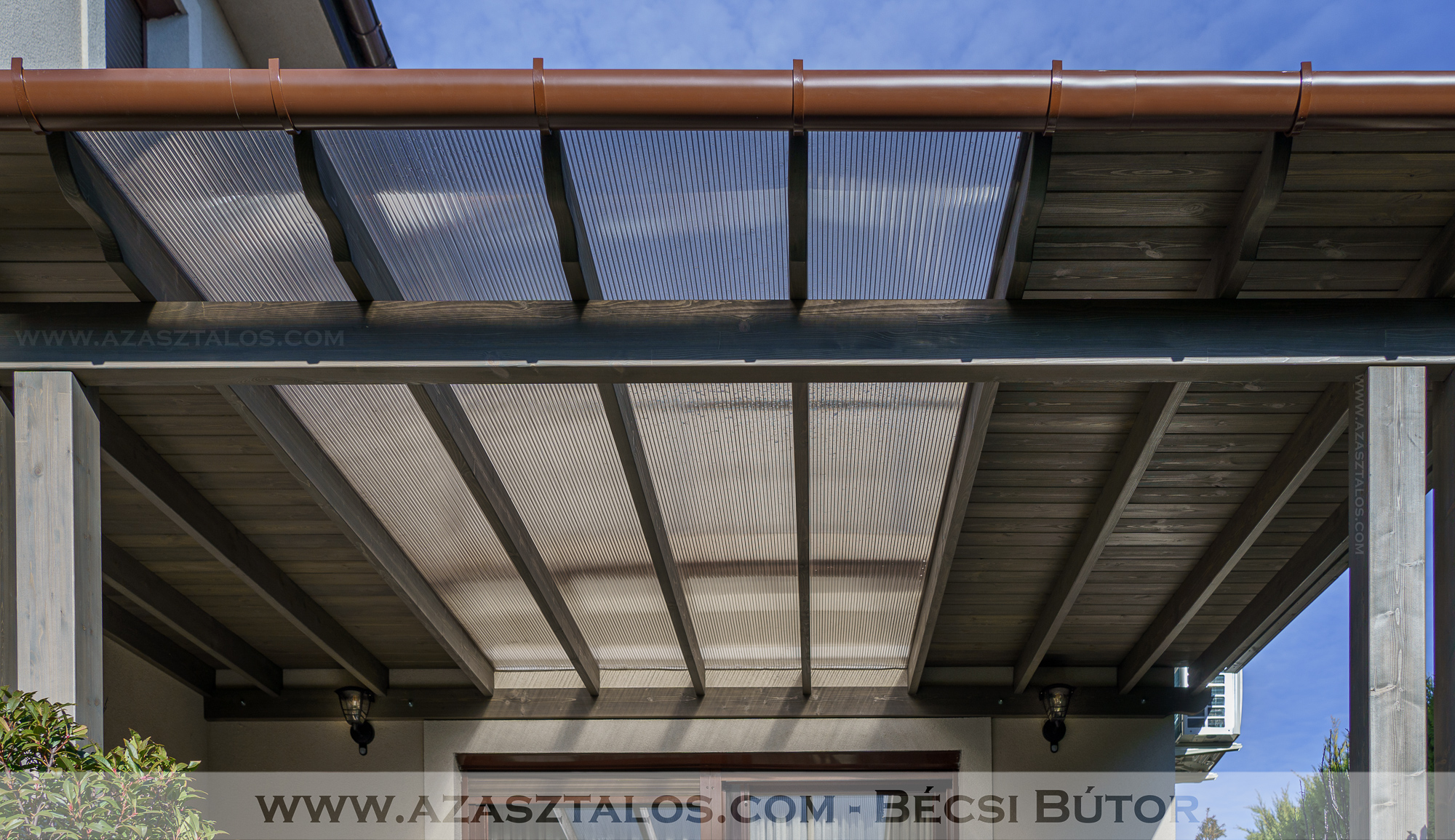 Dupla oszlopos prémium előtető. Gyönyörű szürke színben. Polikarbonát középső résszel, zsindelyes oldalsó fedéssel. Vízlepergető hatású, időjárás és UV álló felületkezeléssel. Tökéletes kivitelezéssel.