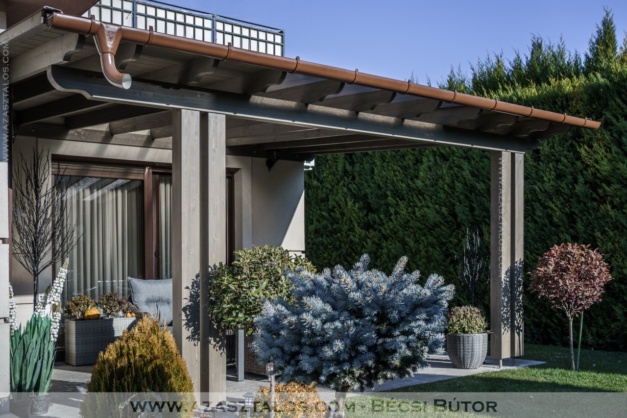 Fából készült előtető dupla oszlopos kialakítással, modern megjelenéssel, zsindely és polikarbonát fedéssel