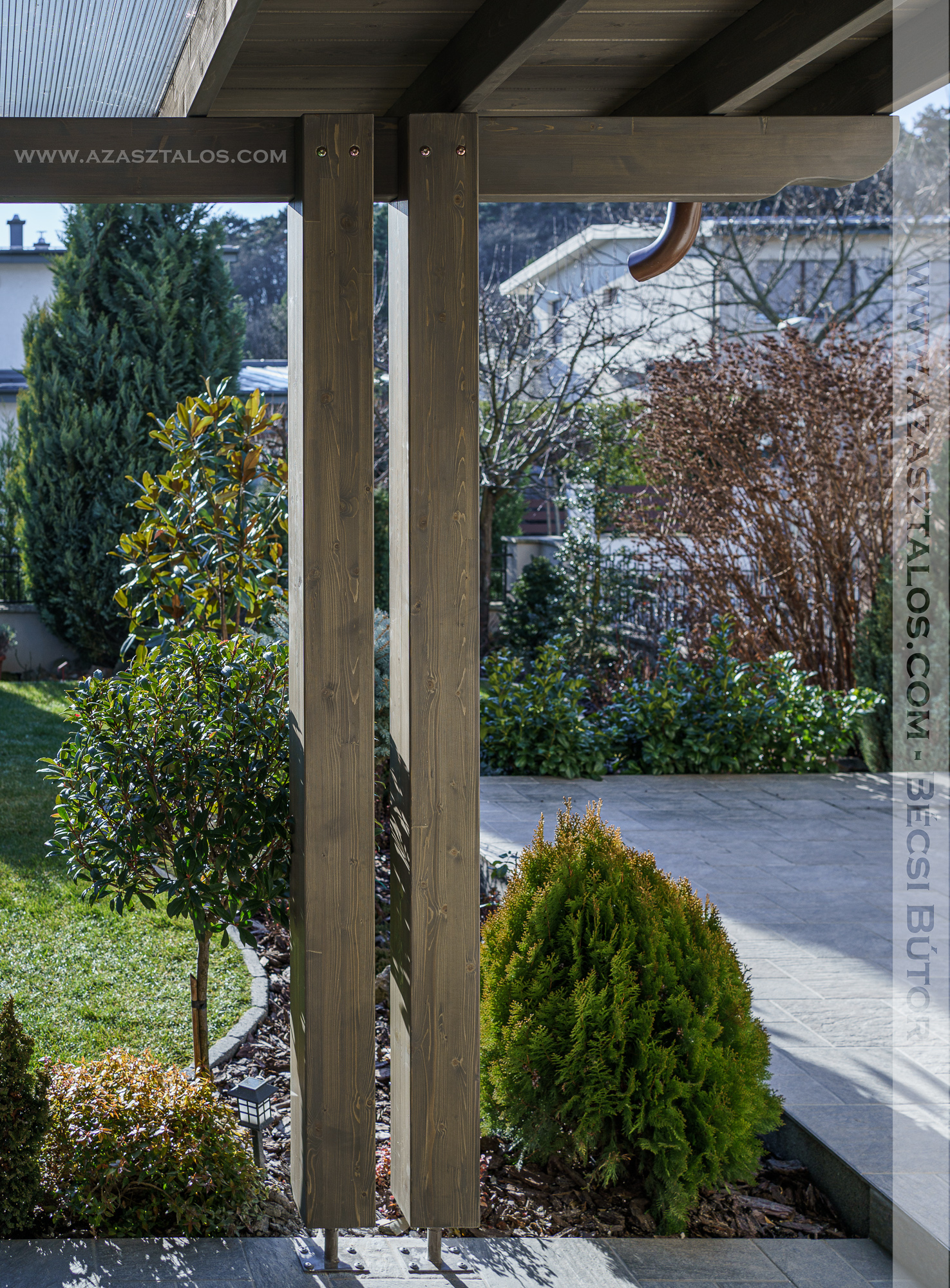 Dupla oszlopos prémium előtető. Gyönyörű szürke színben. Polikarbonát középső résszel, zsindelyes oldalsó fedéssel. Vízlepergető hatású, időjárás és UV álló felületkezeléssel. Tökéletes kivitelezéssel.