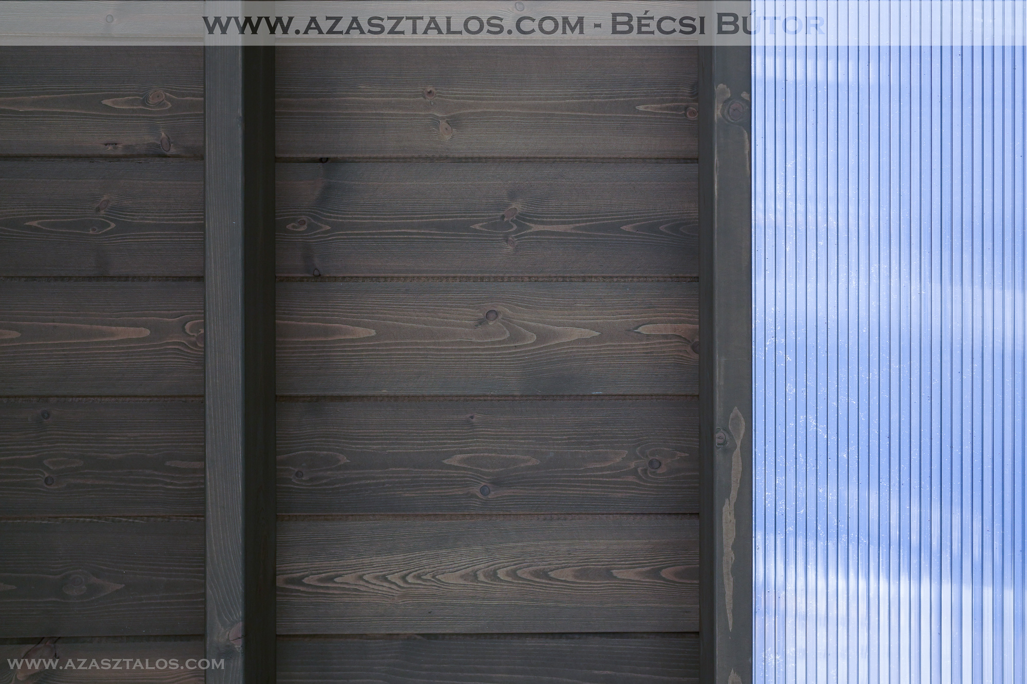 Dupla oszlopos prémium előtető. Gyönyörű szürke színben. Polikarbonát középső résszel, zsindelyes oldalsó fedéssel. Vízlepergető hatású, időjárás és UV álló felületkezeléssel. Tökéletes kivitelezéssel.