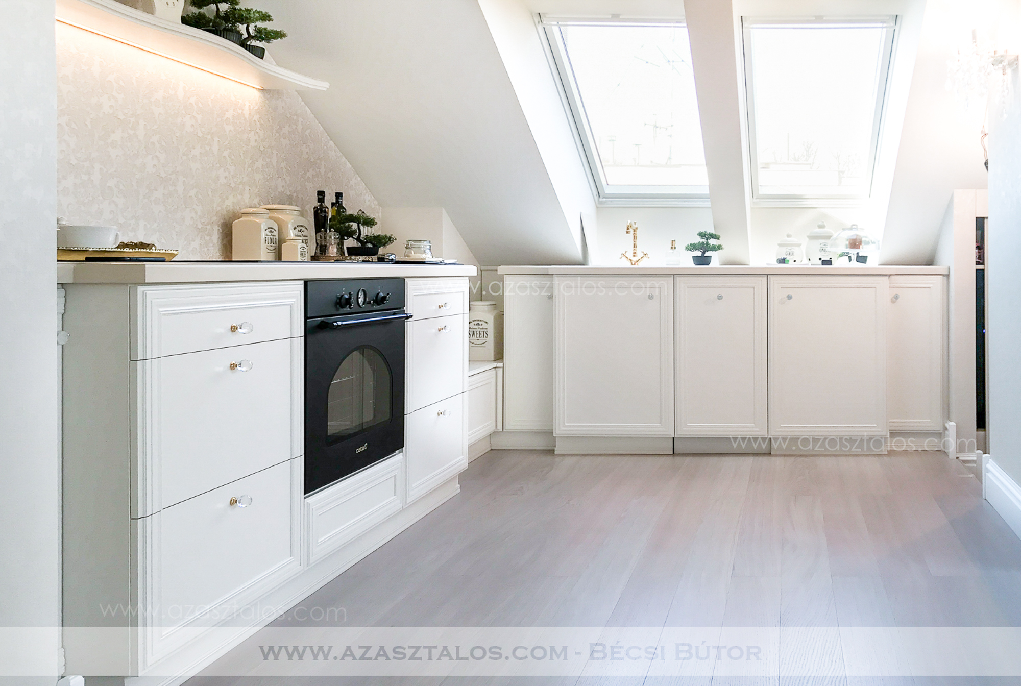 Tetőtéri, luxus konyhabútor. Csontszínűre festve, Swarovski, aranyozott fogantyúkkal, Corian munkapulttal. Teljesen egyedi igények alapján.