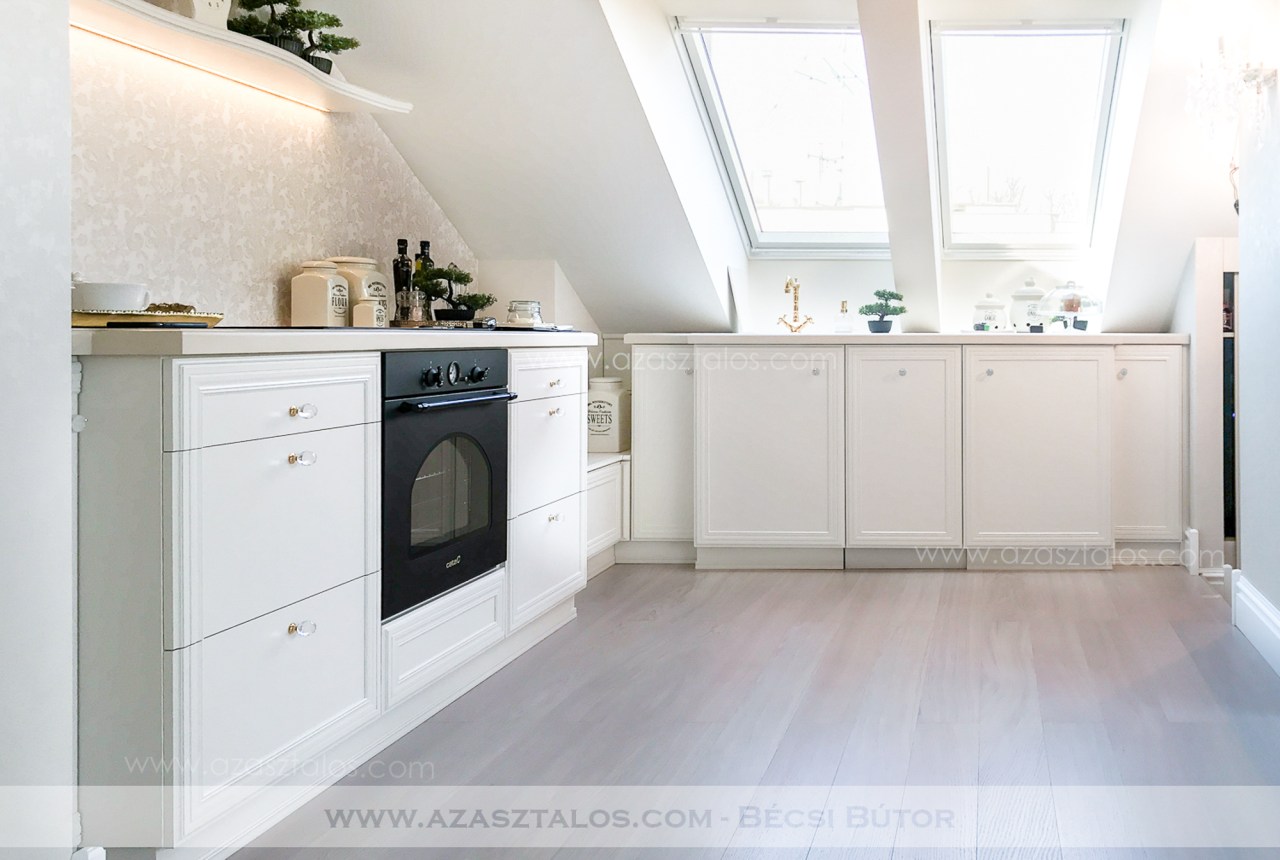 Tetőtéri, luxus konyhabútor. Csontszínűre festve, Swarovski, aranyozott fogantyúkkal, Corian munkapulttal. Teljesen egyedi igények alapján.