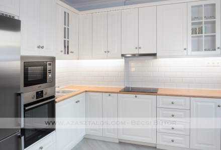 Klasszikus kivitelezésű, fehér színű prémium konyhabútor. Selyemfényű, IKEA fehér ajtófrontok mart tradicionalis mintával.