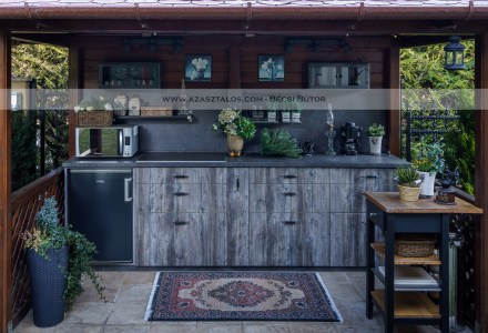 Grill terasz konyha bútor, régies stílusú bútorlapból, kőzet mintájú munkapulttal. Kültéri konyha, sütögető.
