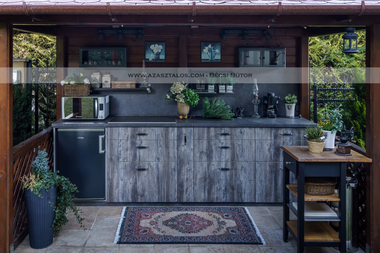 Grill terasz konyha bútor, régies stílusú bútorlapból, kőzet mintájú munkapulttal. Kültéri konyha, sütögető.