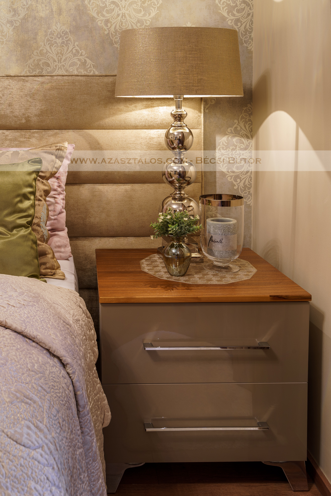 Akrillaminát, magasfényű szürke luxus hálószobabútor. Egyedi különleges hálószoba bútor, színben hozzá illő komód és éjjeliszekrény. Elegáns hálószoba szekrény.