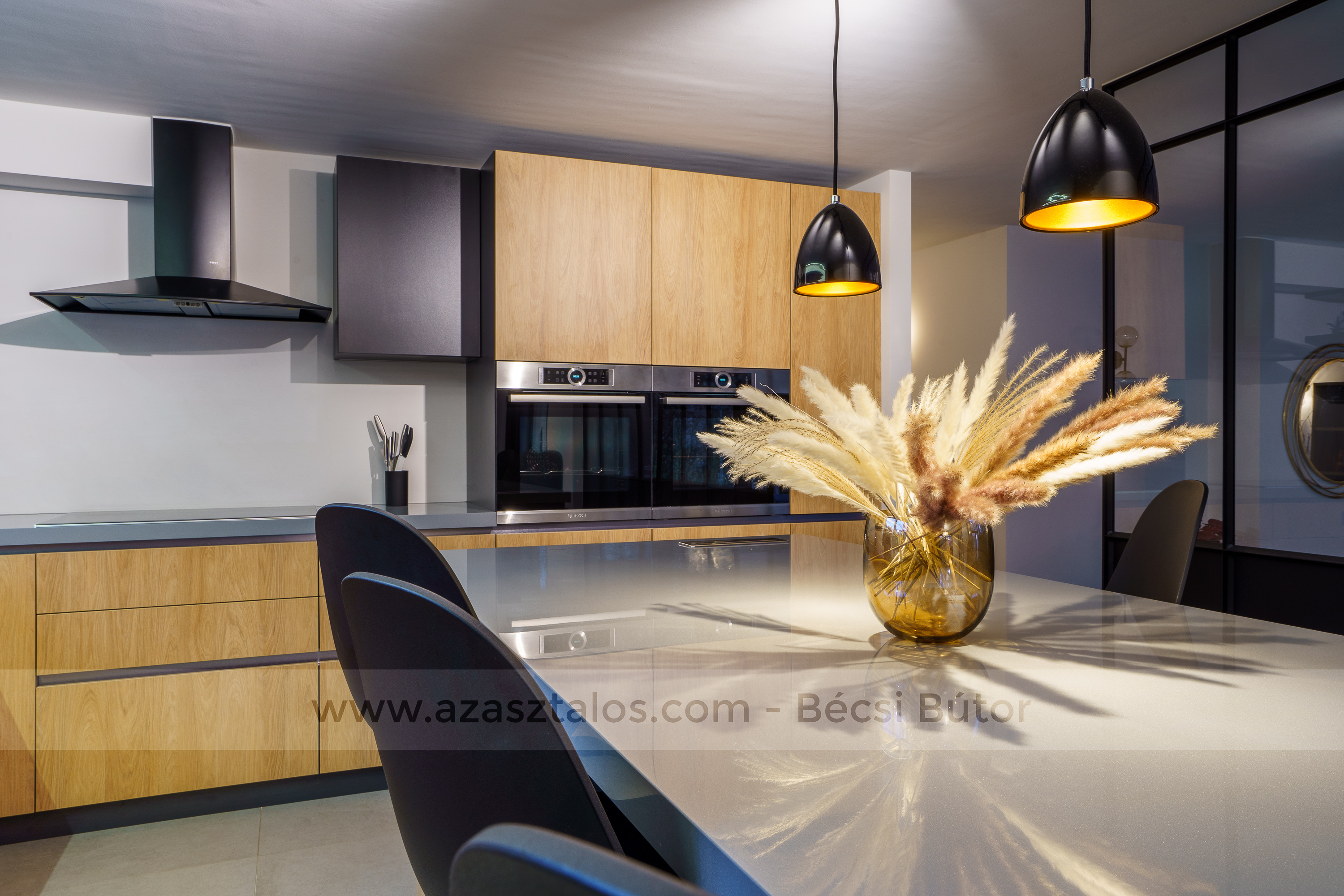 Modern konyha konyhabútor szürke hickory dió színű konyhaszekrény étkezőpult corian L alaku kétszínű letisztult prémium egyedi bécsi sándor bé-bútor-csi asztalos Gyula Békéscsaba