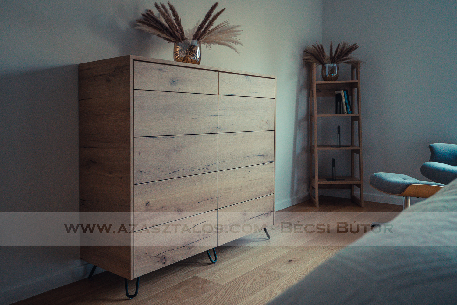 Modern, fém lábakon álló komód és éjjeliszekrény, 10 fiókos kialakítás, push open nyitású, ABS élzárás. Hálószobabútor - Asztalos Gyula Békéscsaba
