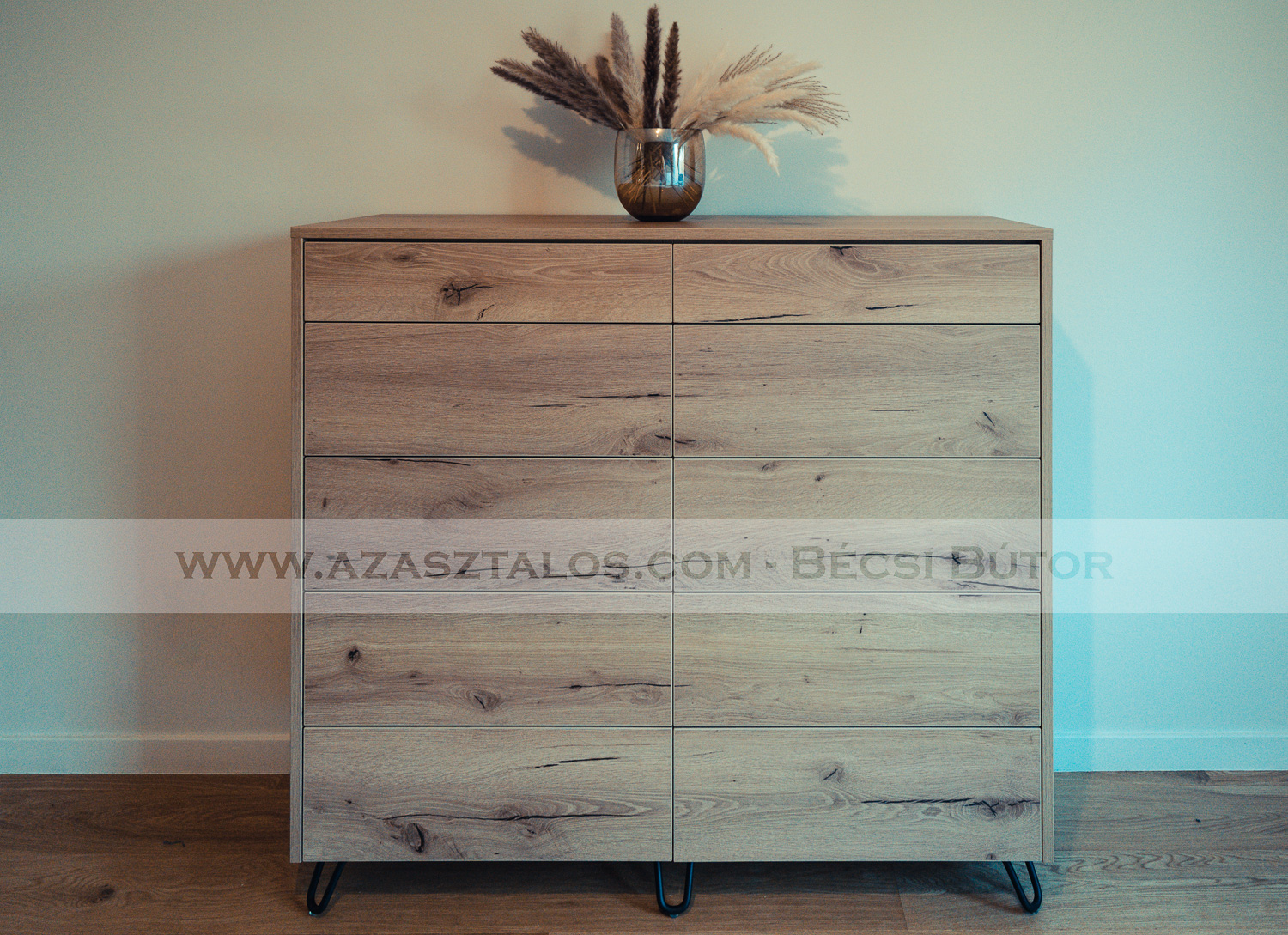 Modern, fém lábakon álló komód és éjjeliszekrény, 10 fiókos kialakítás, push open nyitású, ABS élzárás. Hálószobabútor - Asztalos Gyula Békéscsaba