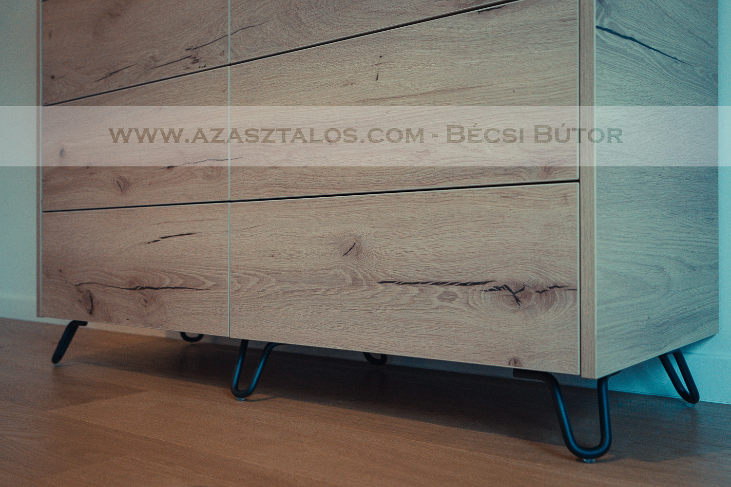 Modern, fém lábakon álló komód és éjjeliszekrény, 10 fiókos kialakítás, push open nyitású, ABS élzárás. Hálószobabútor - Asztalos Gyula Békéscsaba