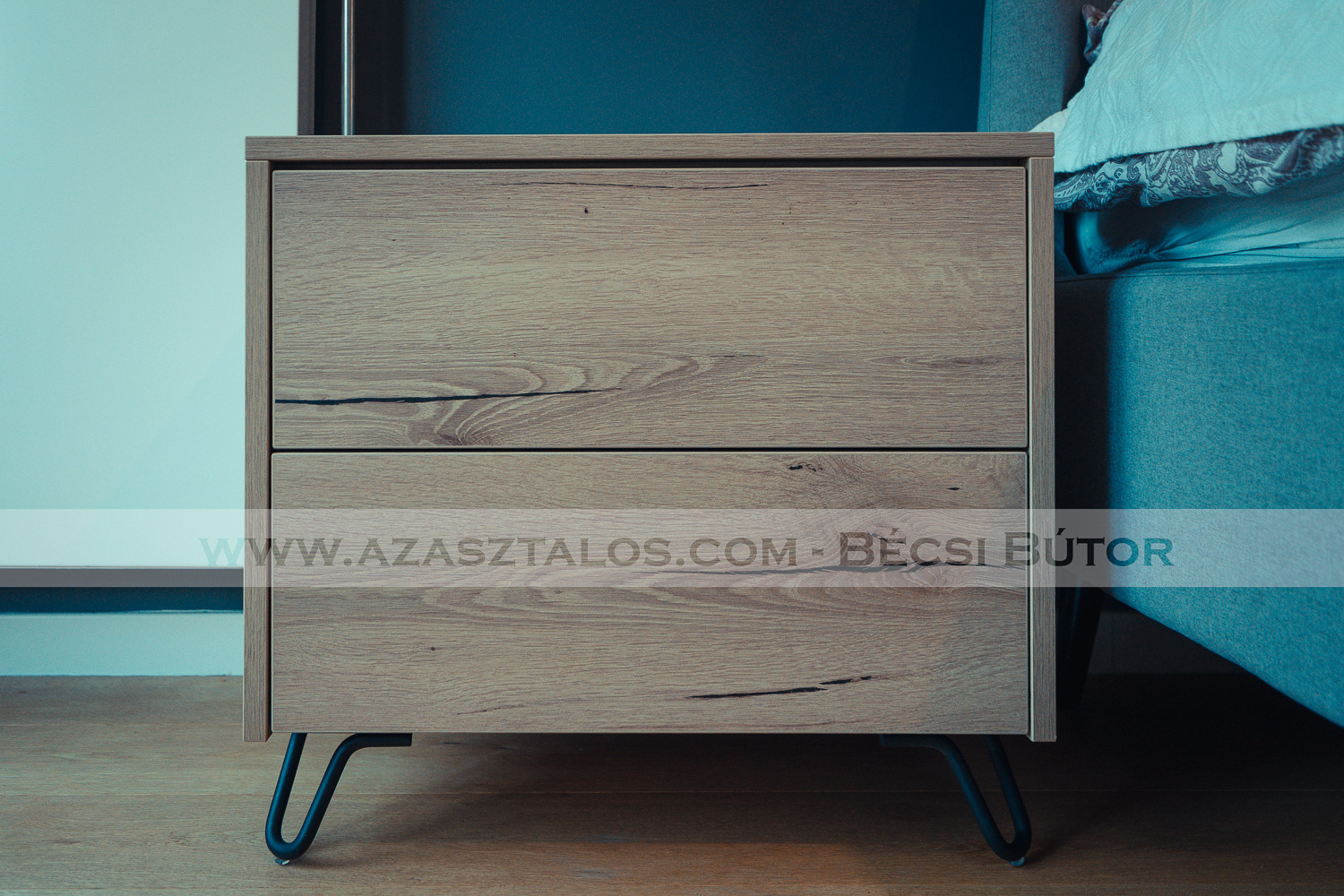 Modern, fém lábakon álló komód és éjjeliszekrény, 10 fiókos kialakítás, push open nyitású, ABS élzárás. Hálószobabútor - Asztalos Gyula Békéscsaba