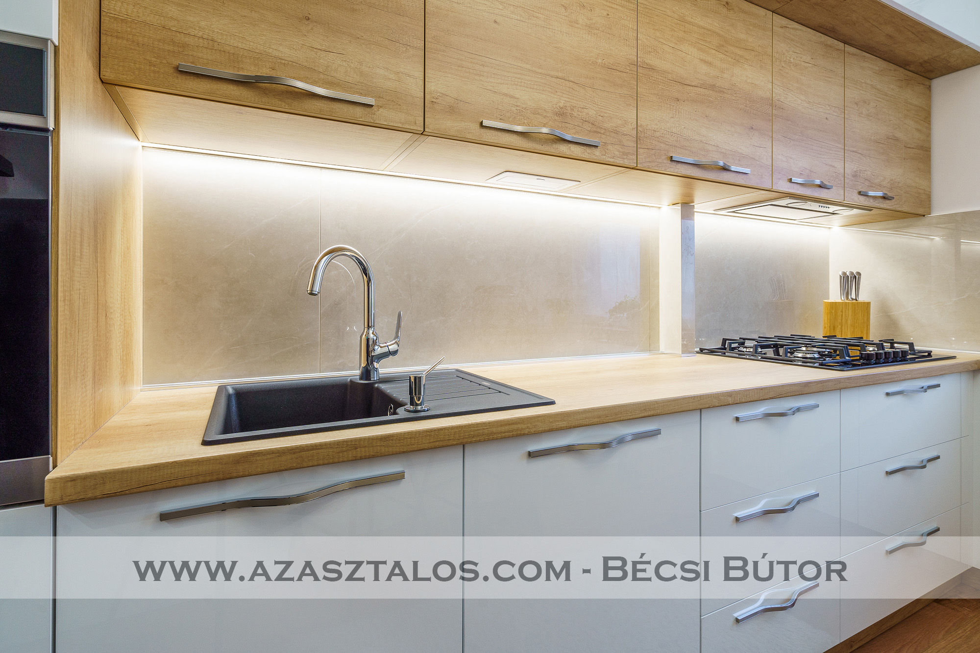 Modern U-alakú konyhabútor fehér magasfényű és tölgy kombinációval, prémium anyagokkal