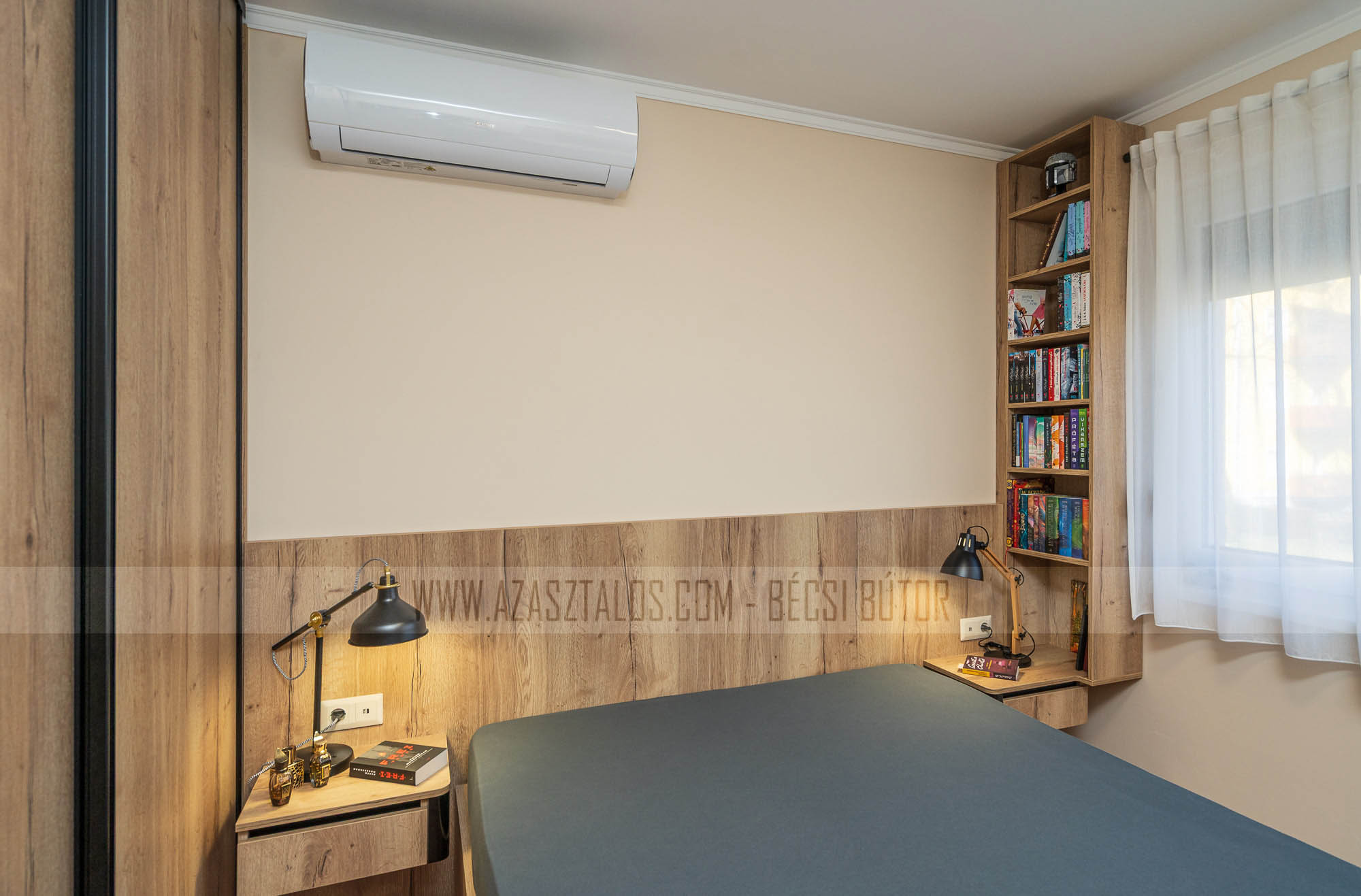 Lebegő éjjeliszekrények gömbölyített kialakítással és könyvesszekrénnyel.