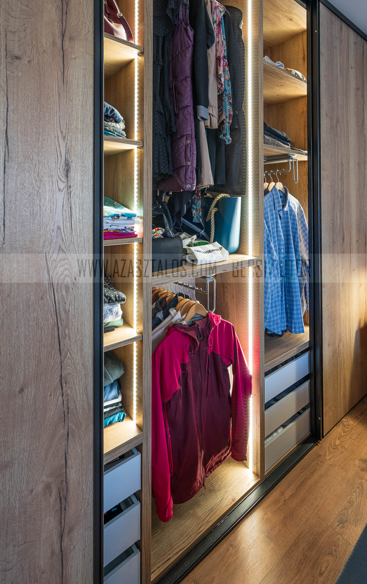 Beépített szekrény LED világítással, kényelmes ruharendszerezés.