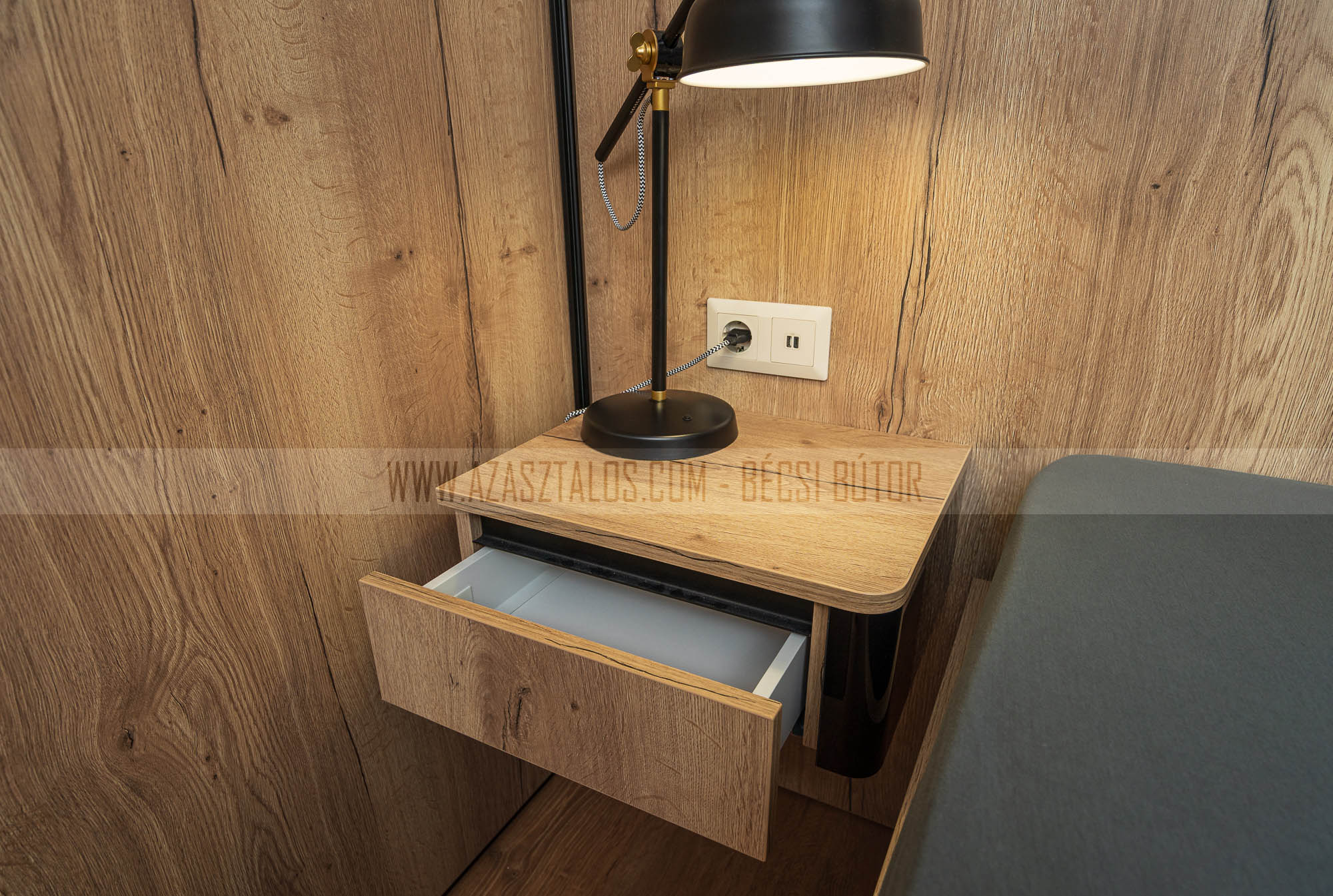 Lebegő éjjeliszekrények gömbölyített kialakítással és könyvesszekrénnyel.