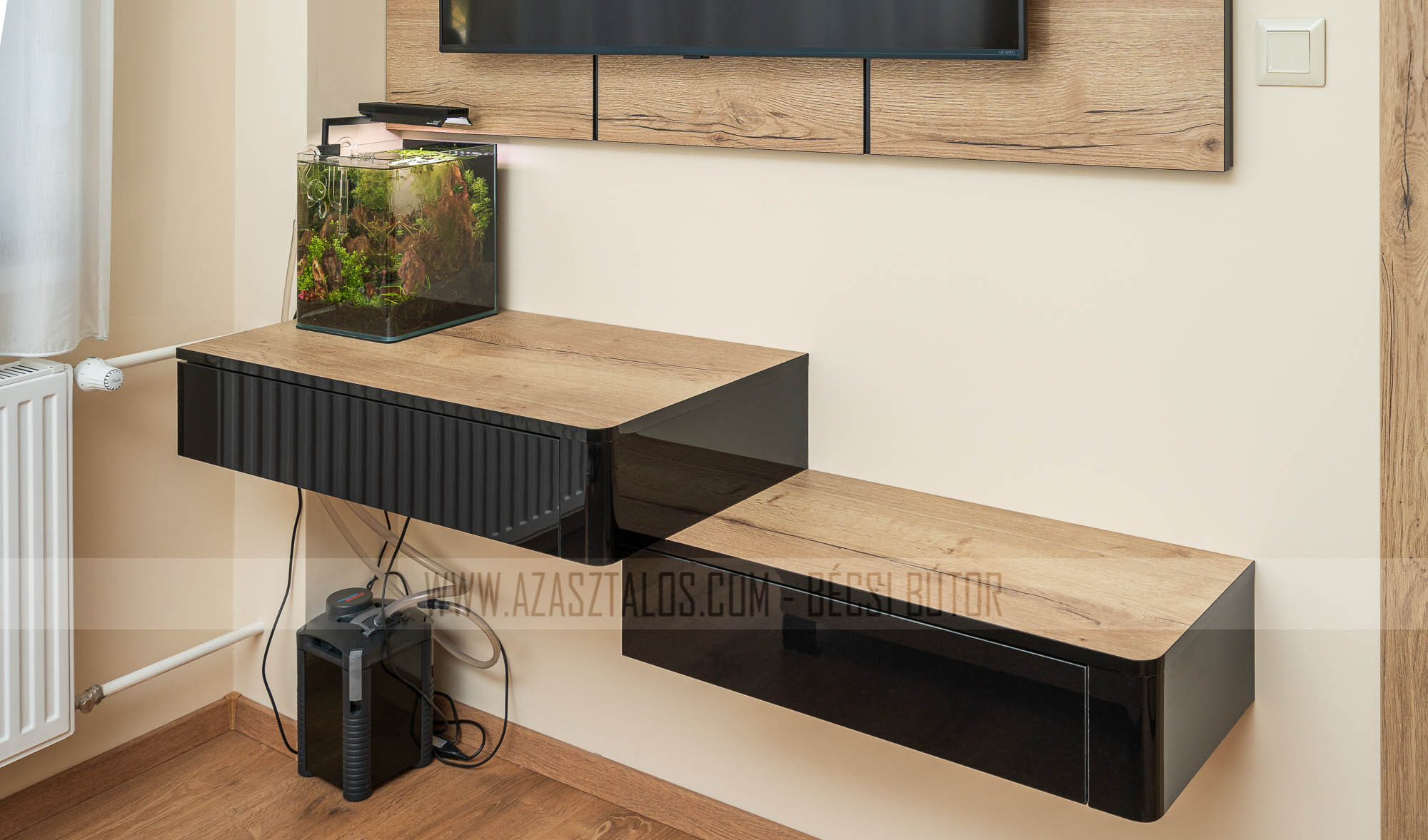 Modern fekete csíkos TV falburkolat lebegőpolcokkal amely mini íróasztal egyben