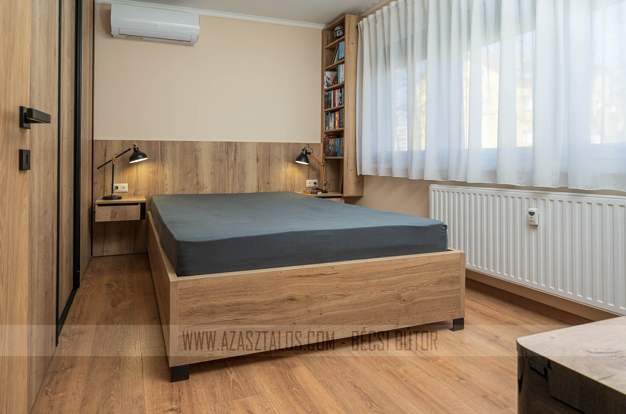 Prémium Egger Natúr Tölgy bútorlapok és fényes fekete Gizir Akryl a modern hálószobában.