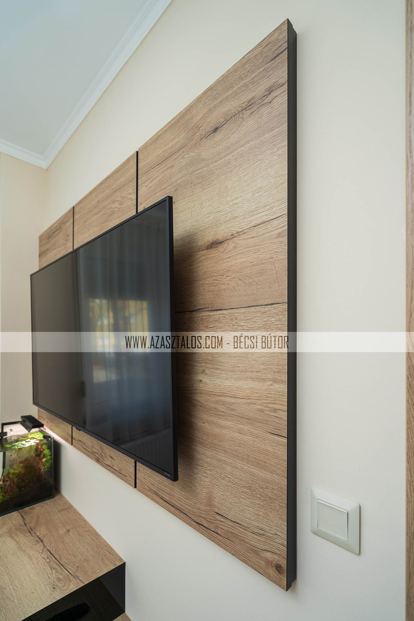 Modern fekete csíkos TV falburkolat lebegőpolcokkal amely mini íróasztal egyben