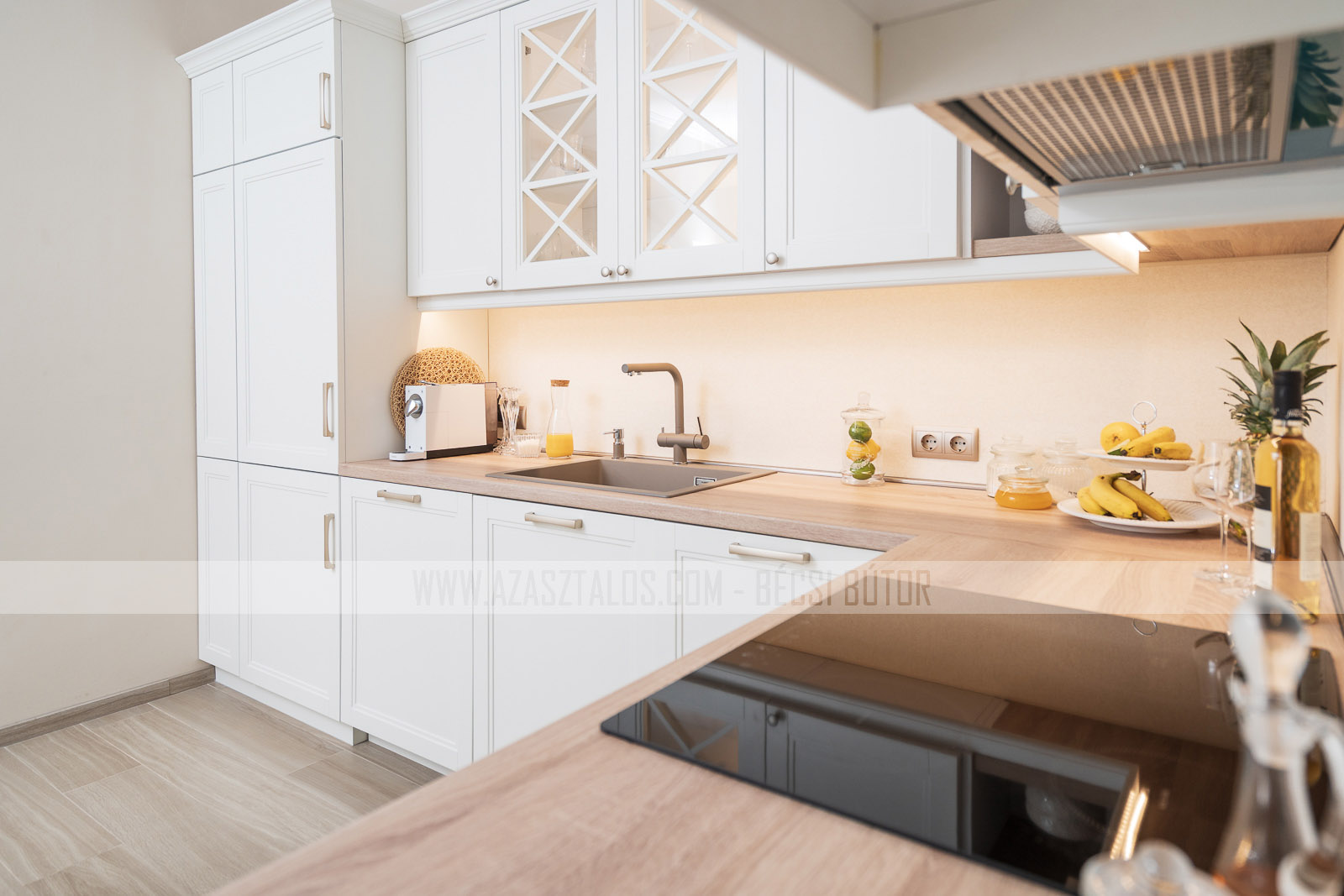 Fehér festett konyhabútor fa munkalappal és vitrines elemmel