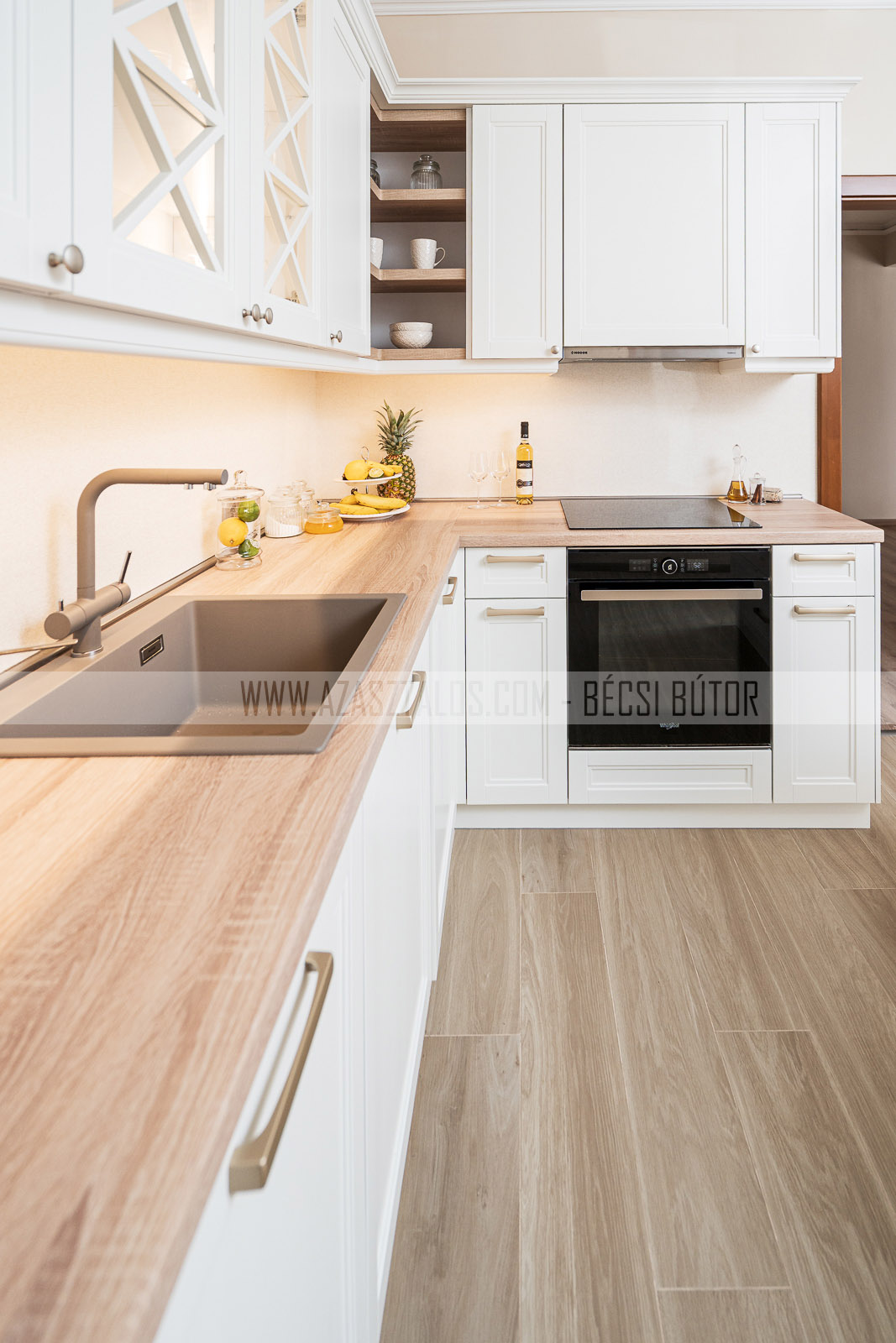 Fehér festett konyhabútor fa munkalappal és vitrines elemmel